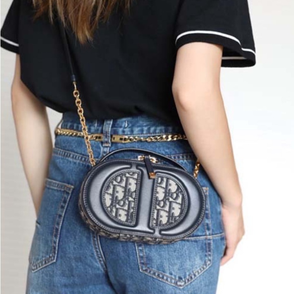 DIOR SIGNATURE OVAL CAMERA BAG
BLUE DIOR OBLIQUE JACQUARD